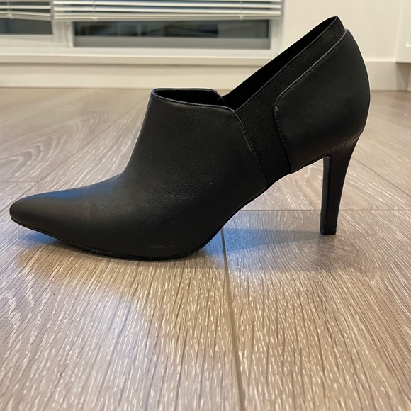 Size 8.5 Calvin Klein heeled ankle booties - Picture 4 of 8